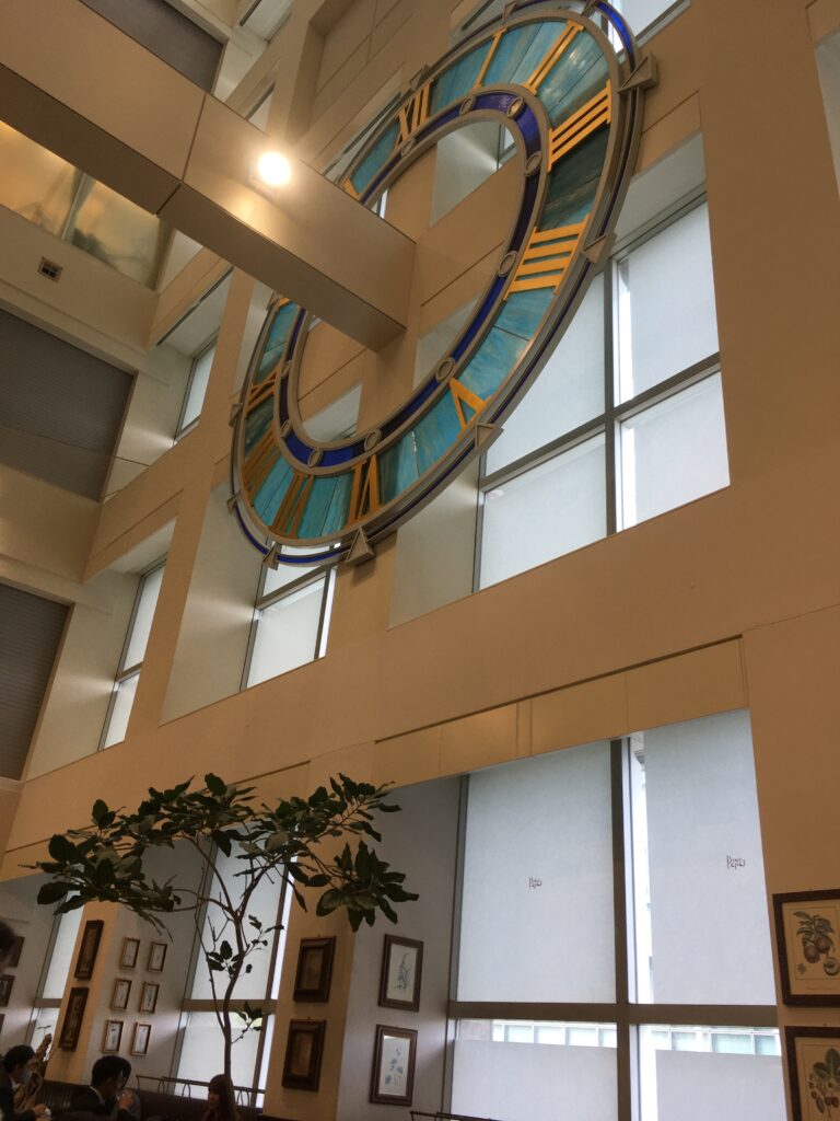 大きな時計が特徴的