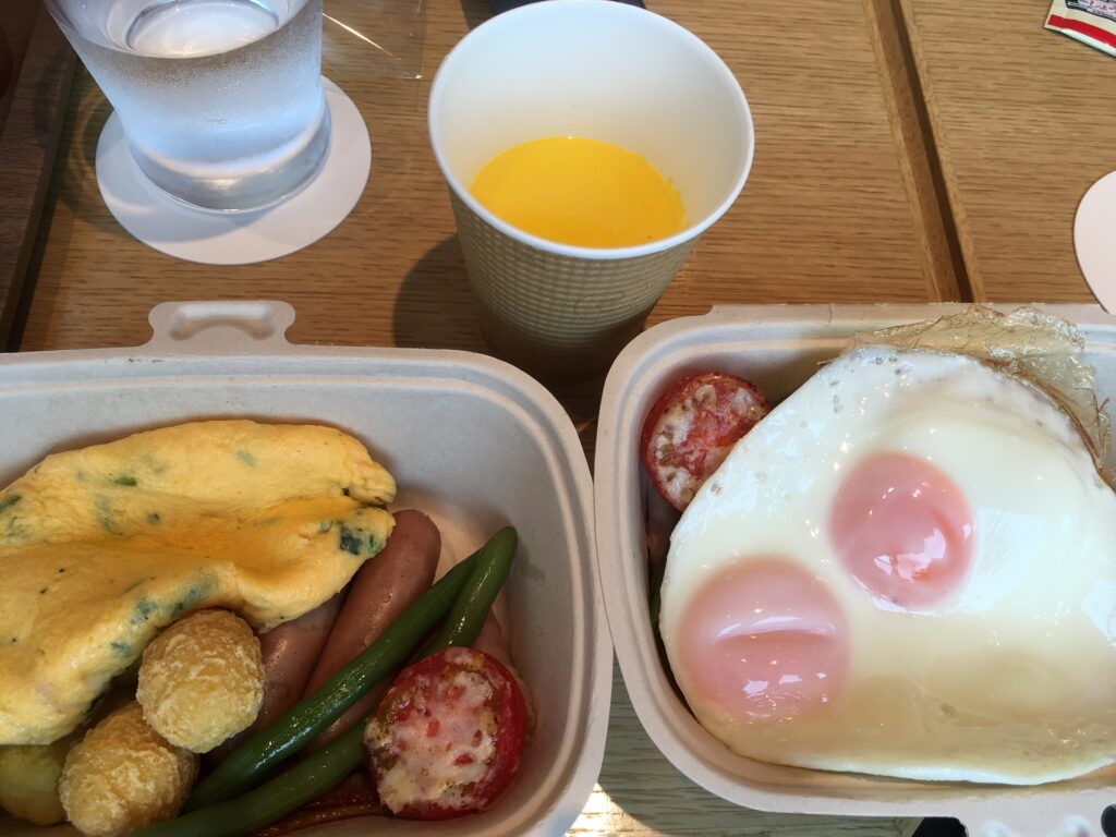卵料理とスープ