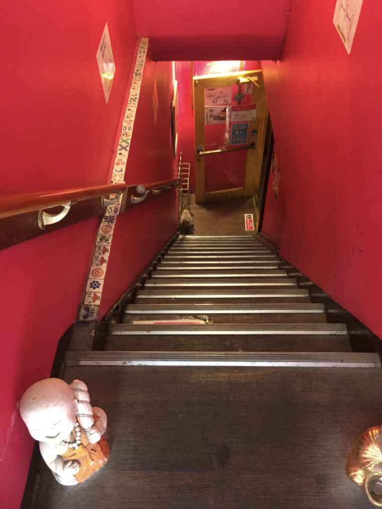 地下へ続く階段