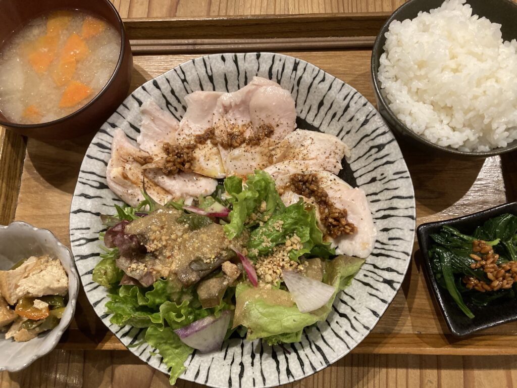 鶏肉の醤油麹蒸し膳　¥１,５４０（税込）