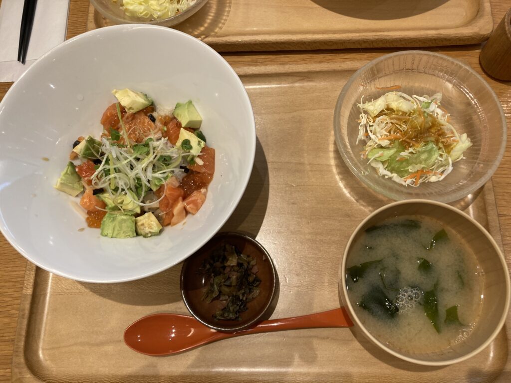 サーモンといくらのアボカド丼　¥１３５０　