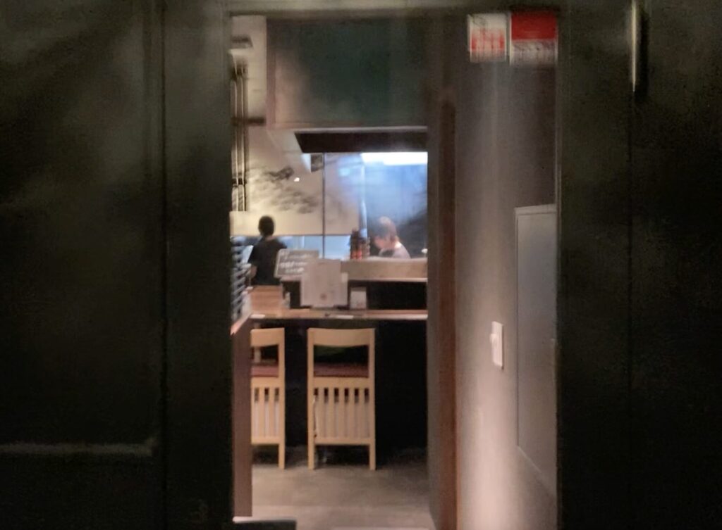 ビル地下へ降りたお店の入口