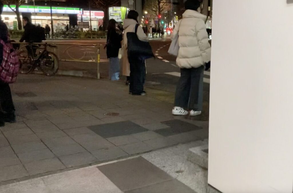 ビルに面した甲州街道の歩道