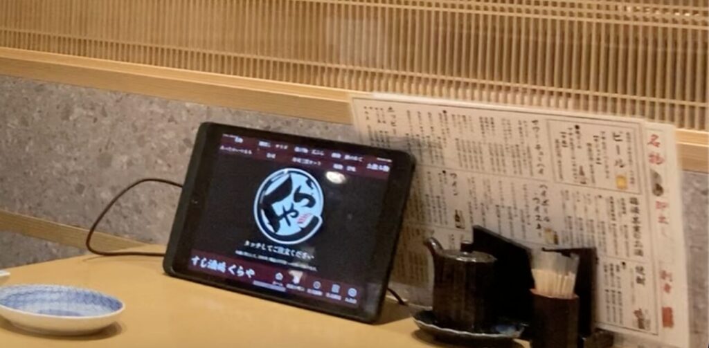 テーブルにあるタブレット