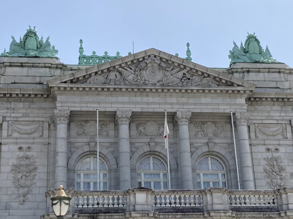 赤坂離宮　ペディメント（三角破風）と阿吽