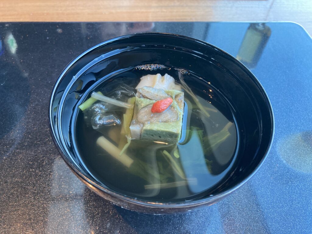 牛蒡よもぎ真丈　根三ツ葉　くこの実　帆立燻製　おぼろ昆布　