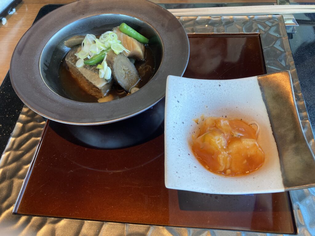 銀鱈煮付けと海老チリソース