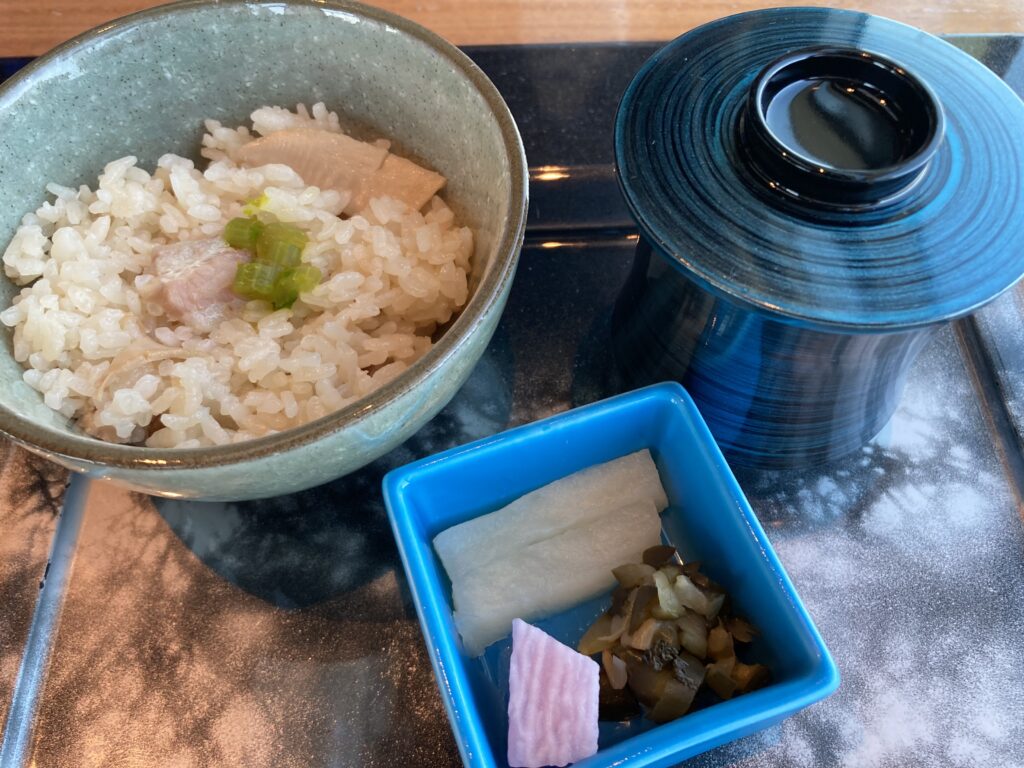 新玉葱と筍の炊き込みご飯　ベーコン　蕗　鰹節　味噌汁　つけ物