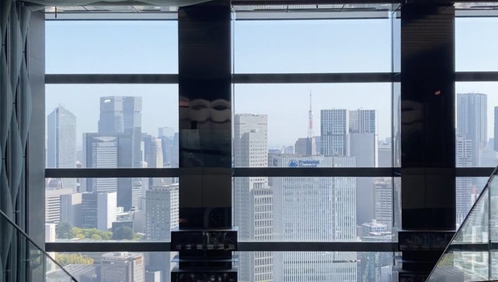 ３６階の階段を降りる時、正面に東京タワーが見える