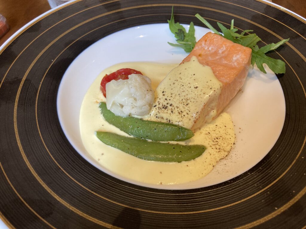 サーモンと季節野菜のグリル オランデーズソース