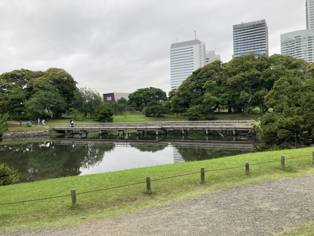 潮入の池ににつながる横堀に架かる海手お伝い橋