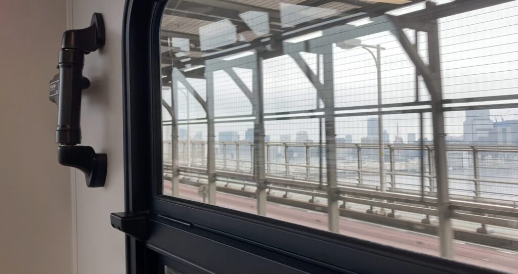 ゆりかもめの車内から見えるレインボーブリッジの北ルート