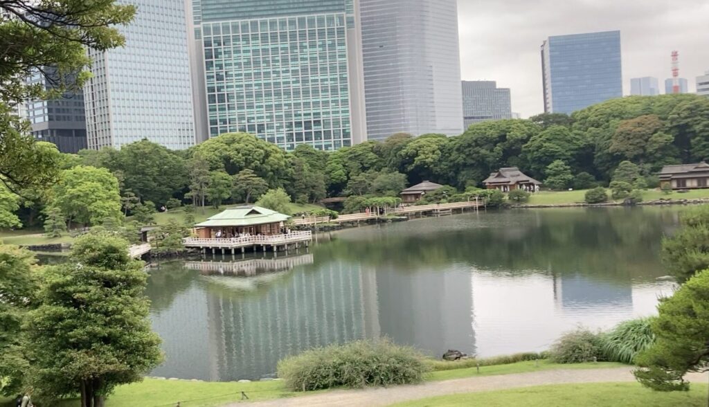 池の中に浮かぶように建つ中島の御茶屋