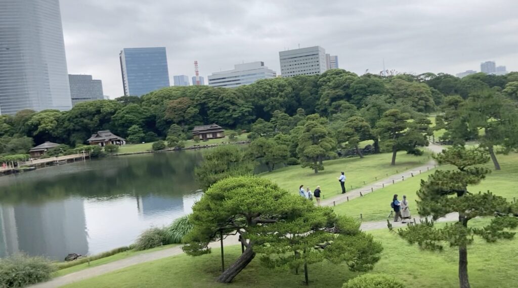 富士見山から眺める潮入の池（大泉水）