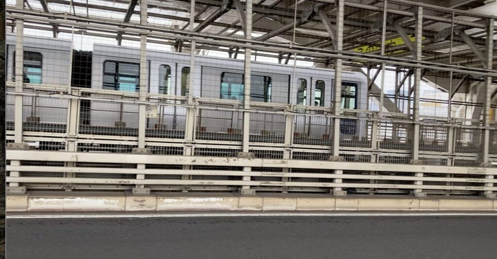 通過するゆりかもめ